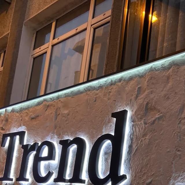 Trend markası için arkadan aydınlatmalı kutu harf tabela