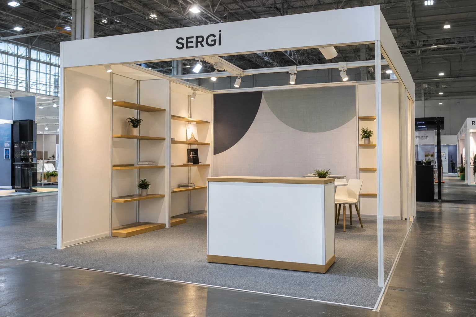 Fuar salonunda ahşap raflı ve baskılı arka panolu teşhir standı