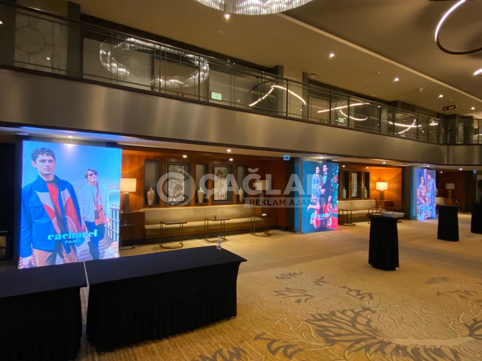Etkinlik salonunda kurulan birden fazla ışıklı LED Box reklam panosu