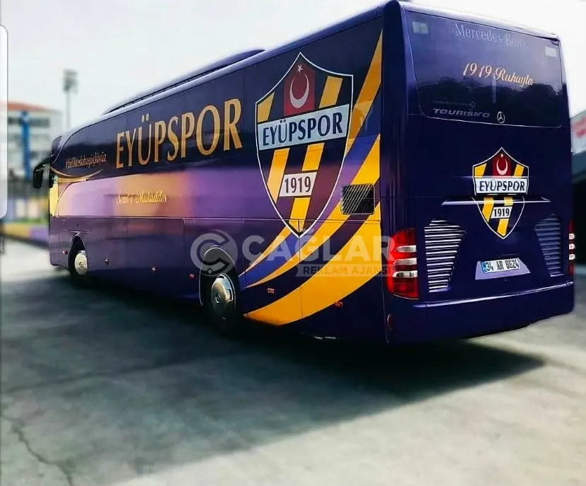 Eyüpspor takım otobüsüne uygulanan mor ve sarı kurumsal araç kaplaması