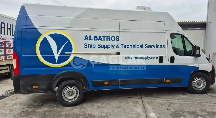 Albatros servis aracının yan yüzeyindeki mavi ve sarı logo kaplaması