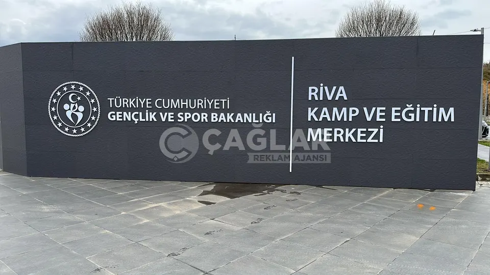 Riva Kamp ve Eğitim Merkezi için kurumsal giriş tabelası uygulaması
