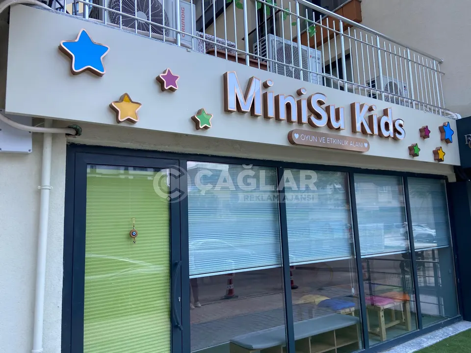 MiniSu Kids için renkli kutu harf tabela uygulaması