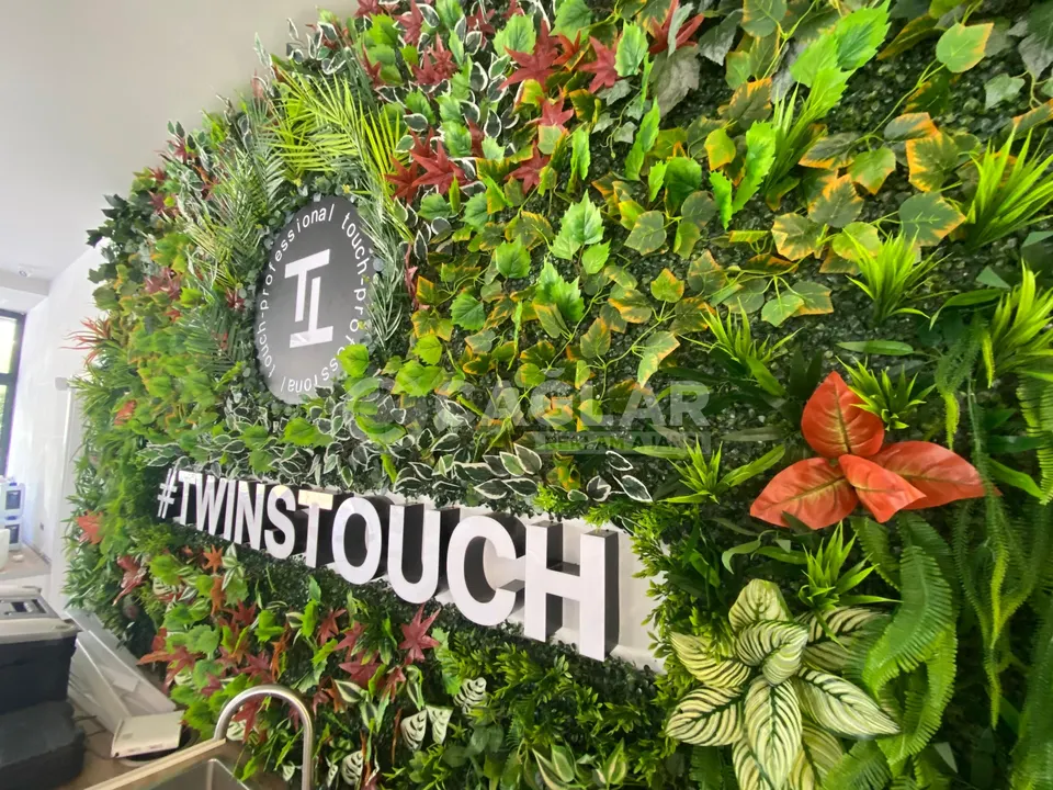 Twins Touch için dekoratif duvar logosu uygulaması