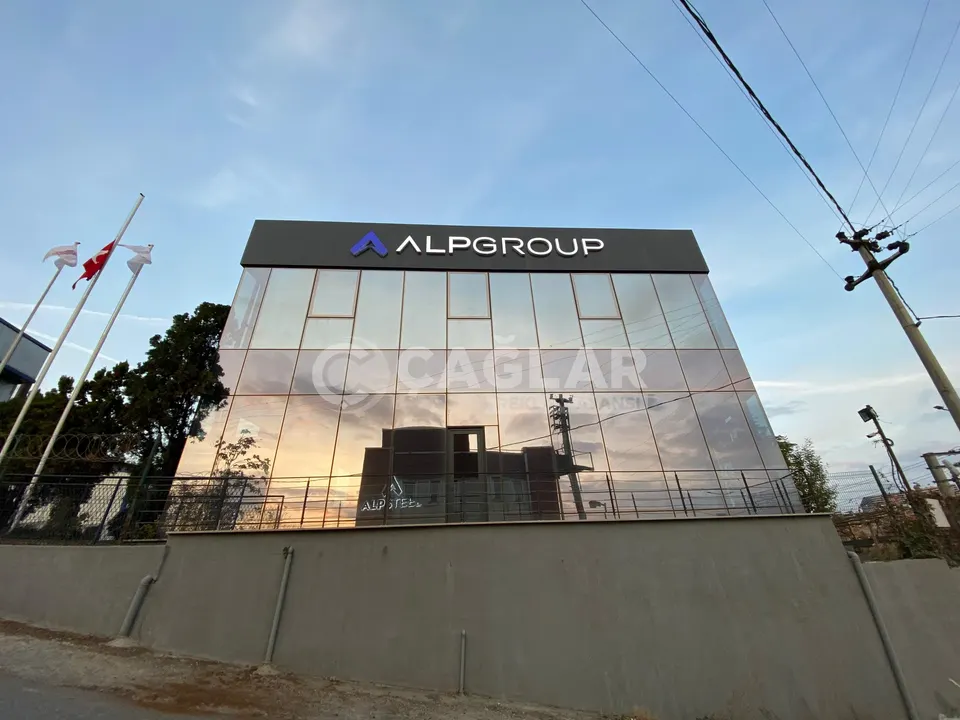 Alpgroup binasının cam cephesi üzerinde konumlandırılan kurumsal tabela
