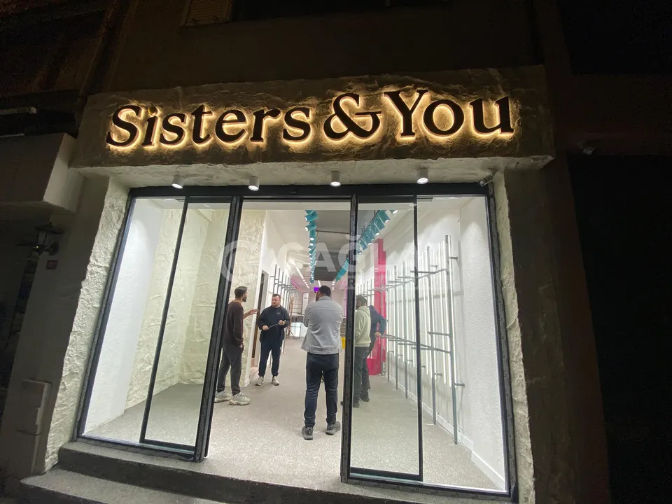 Sisters & You için ışıklı mağaza tabelası uygulaması