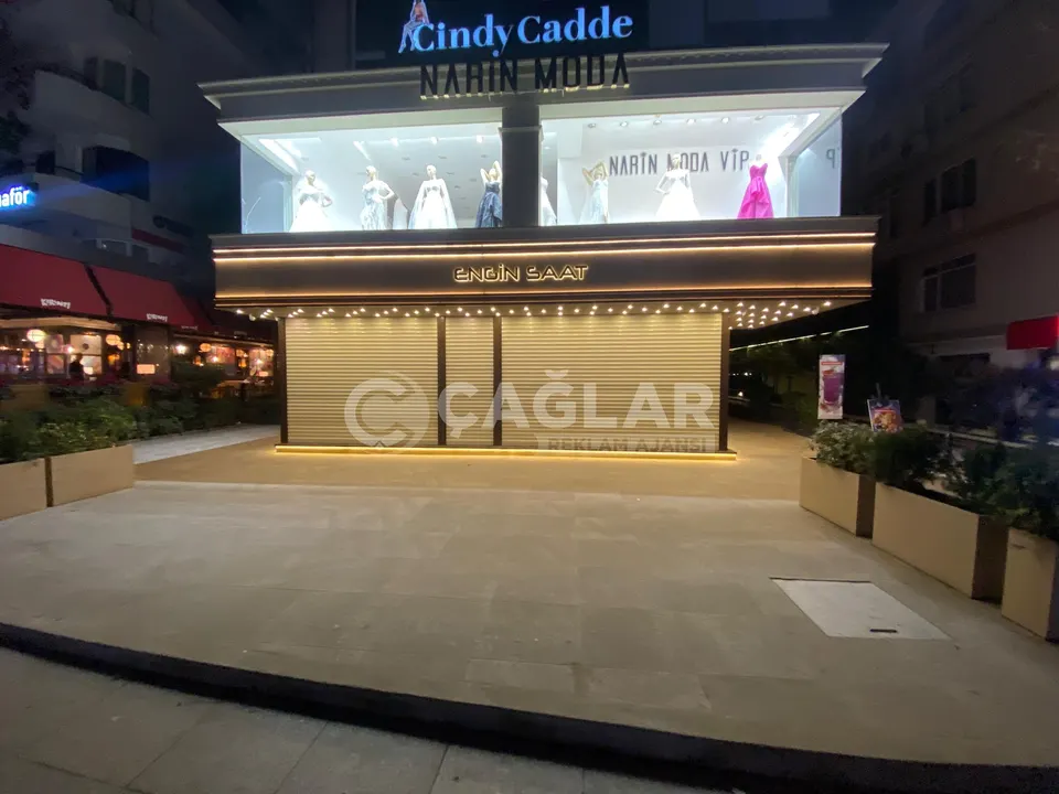 Cindy Cadde mağazasında ışıklı harfler ve aydınlatılmış cephe uygulaması