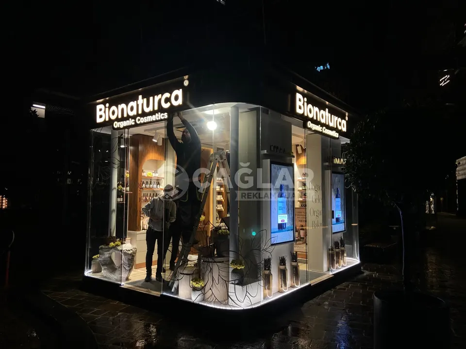 Bionaturca mağazasının iki cephesine uygulanan ışıklı kutu harf tabelalar