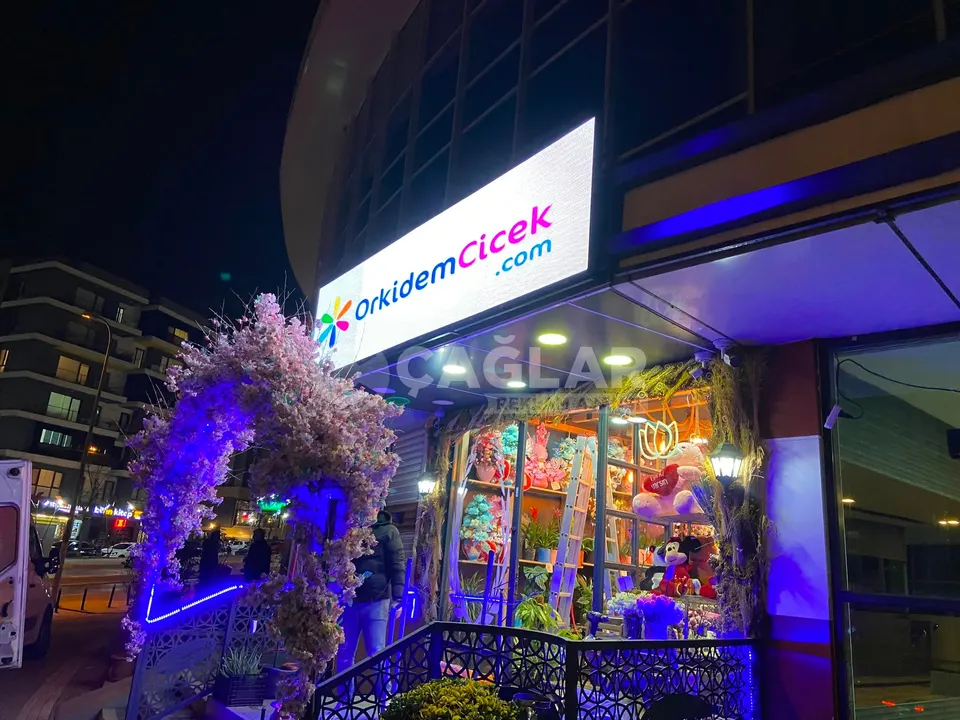 Orkidem Çiçek mağazası cephesinde çalışan geniş LED reklam ekranı